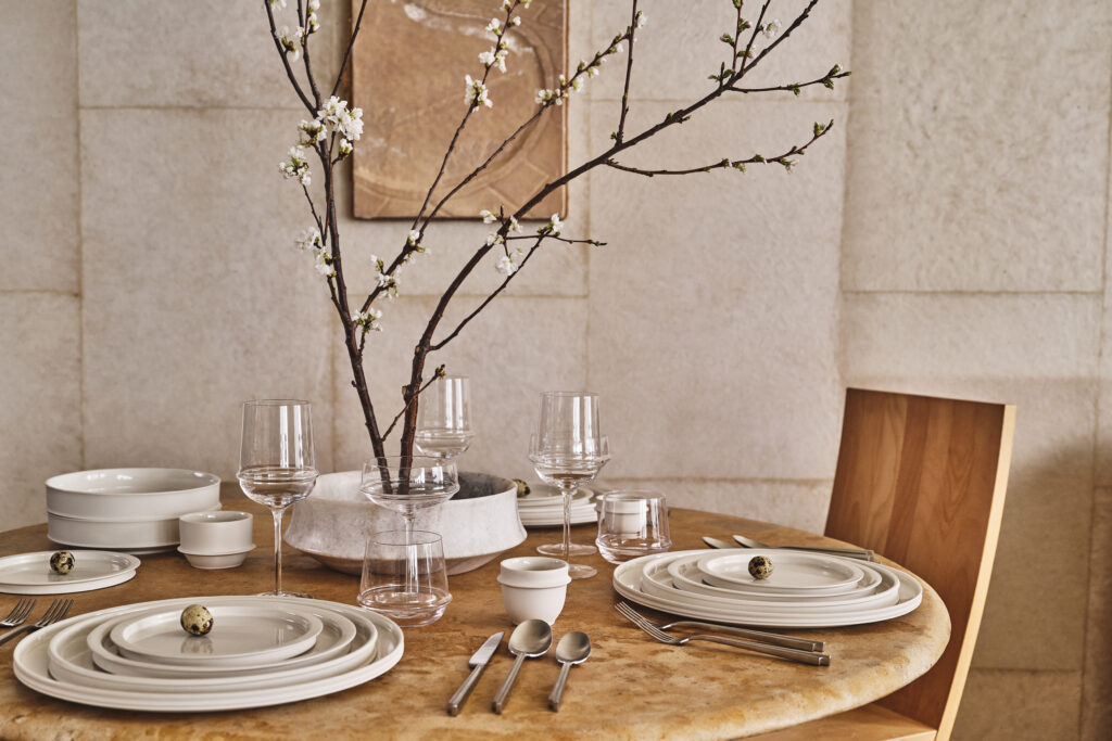 Discover the sophisticated elegance of Kelly Wearstler’s Dune collection, perfect for a stylish table setting.